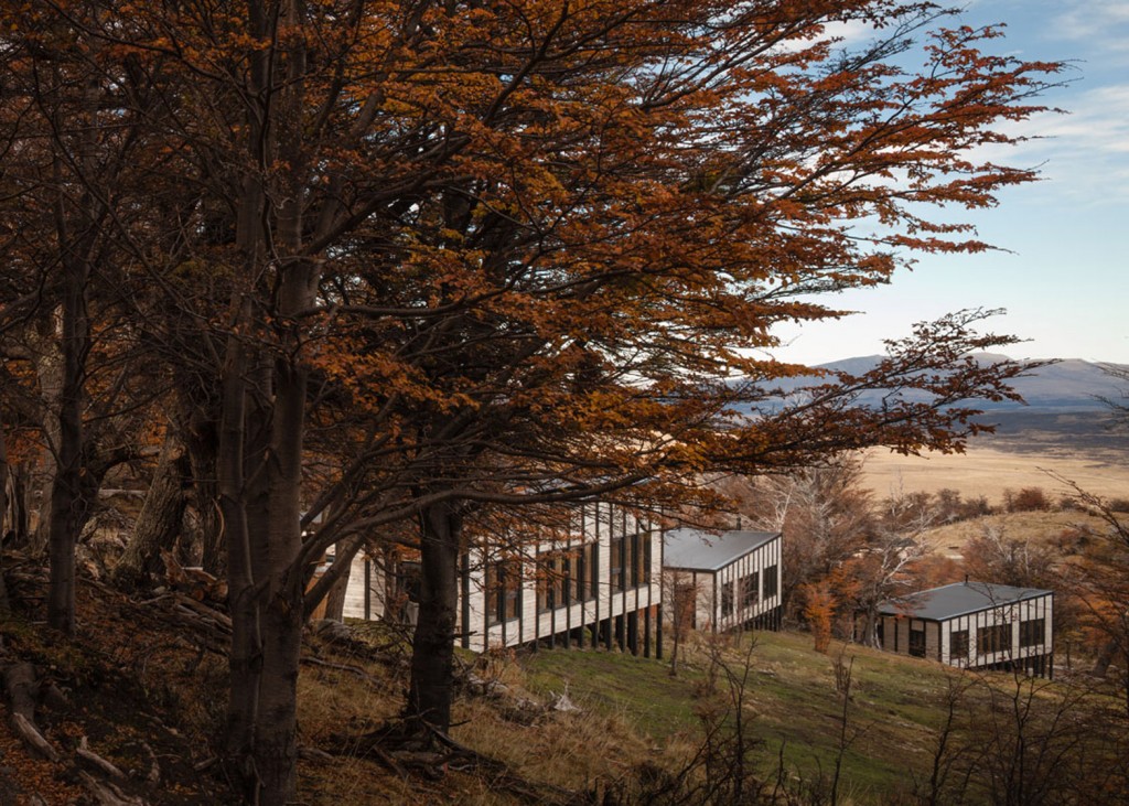 timber cabin hotel offers beautiful views over the chilean hillside 17 1024x731 Timber Cabin Hotel Offers Beautiful Views Over The Chilean Hillside