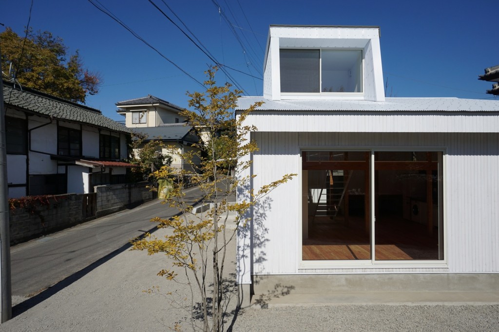 minimal house in japan with a huge dormer 1 1024x682 Minimal House In Japan With A Huge Dormer