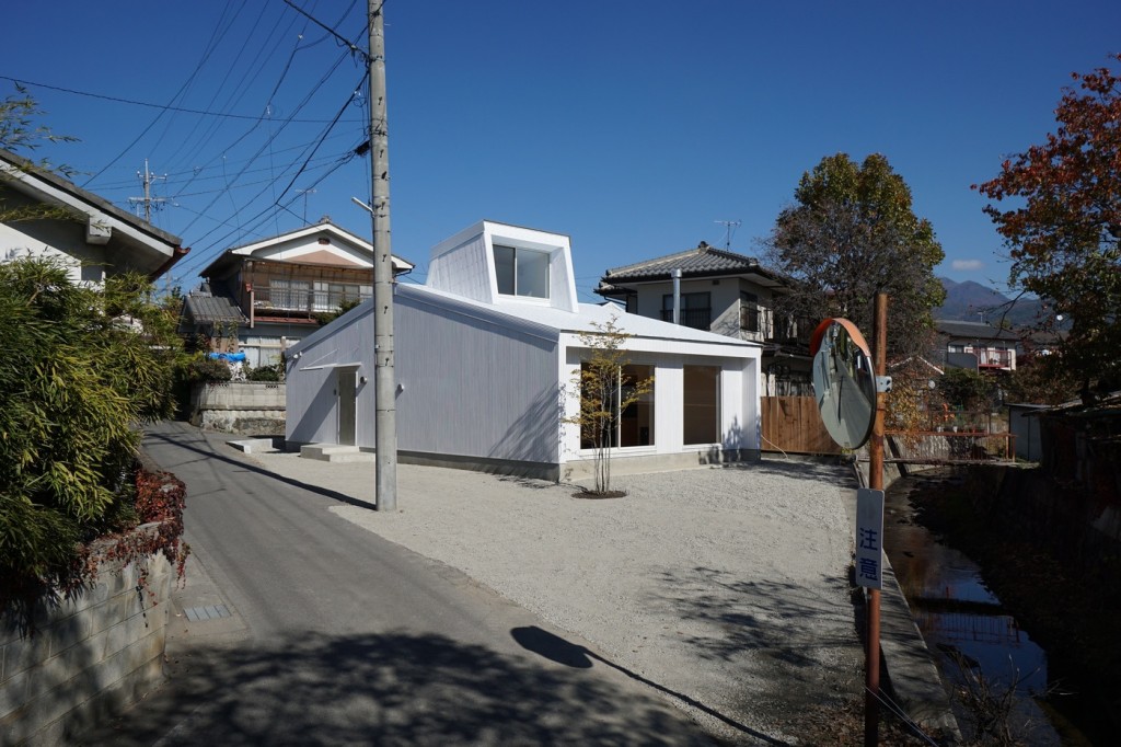 minimal house in japan with a huge dormer 9 1024x682 Minimal House In Japan With A Huge Dormer