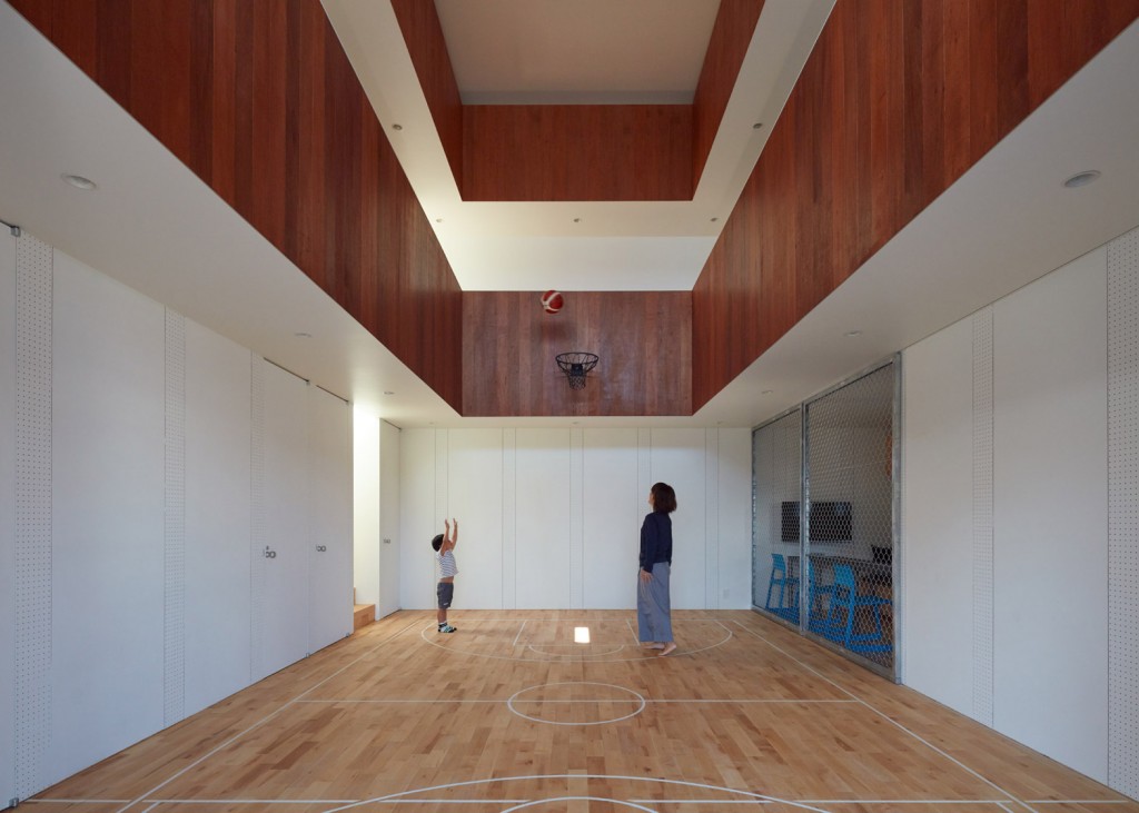 a house in japan has an indoor basketball court 1 1024x731 a House in Japan Has an Indoor Basketball Court