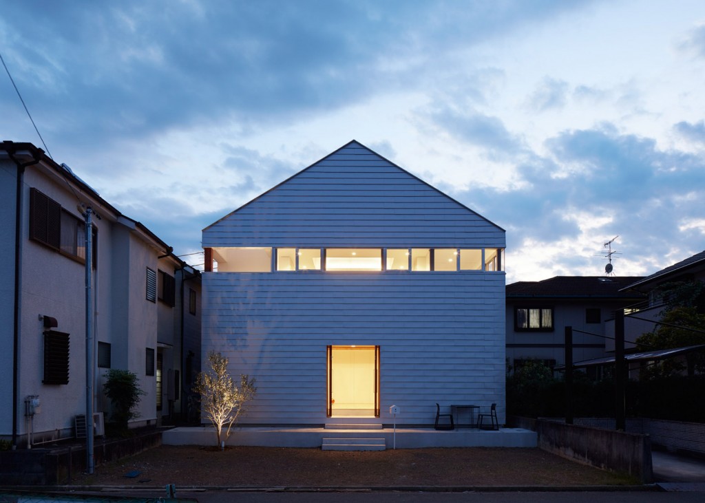 a house in japan has an indoor basketball court 12 1024x731 a House in Japan Has an Indoor Basketball Court
