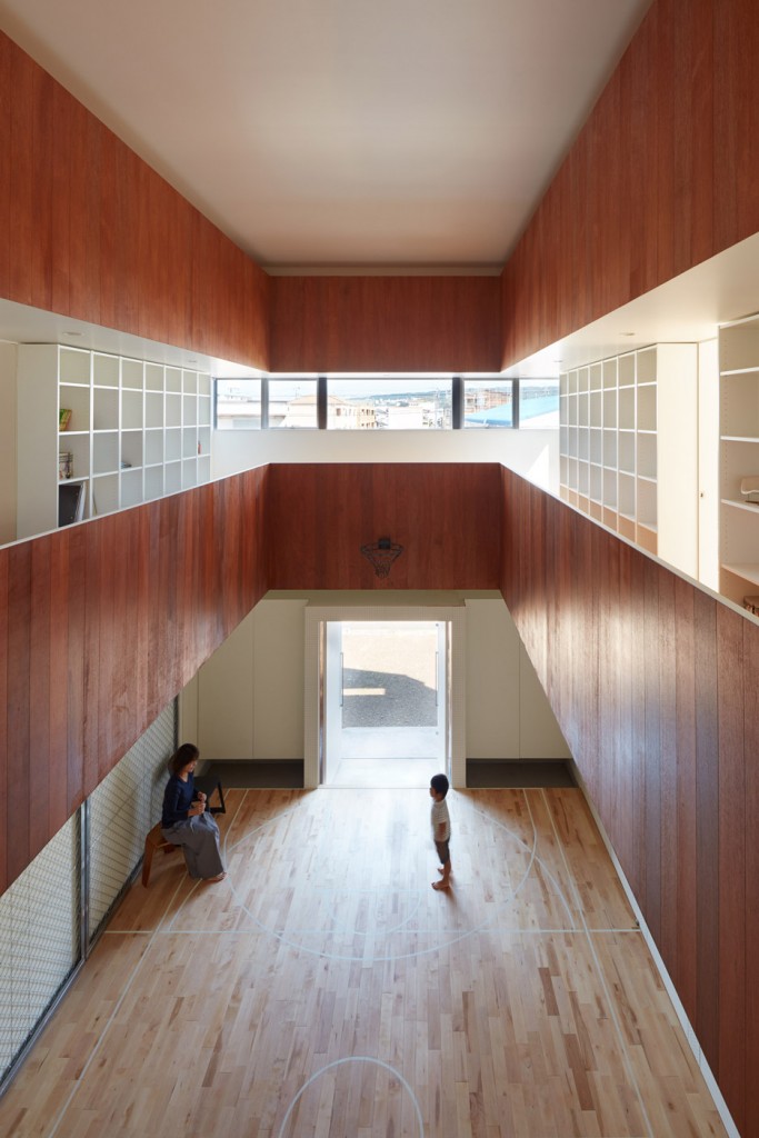a house in japan has an indoor basketball court 15 683x1024 a House in Japan Has an Indoor Basketball Court