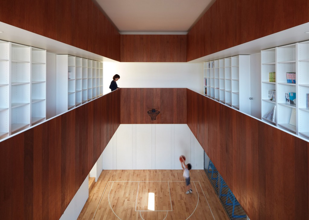 a house in japan has an indoor basketball court 2 1024x731 a House in Japan Has an Indoor Basketball Court