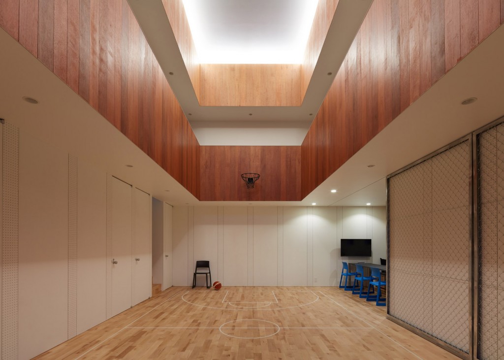 a house in japan has an indoor basketball court 9 1024x731 a House in Japan Has an Indoor Basketball Court