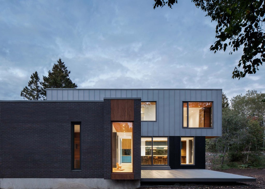 this house in canada combines steel and wood panelling 5 1024x731 This House In Canada Combines Steel And Wood Panelling