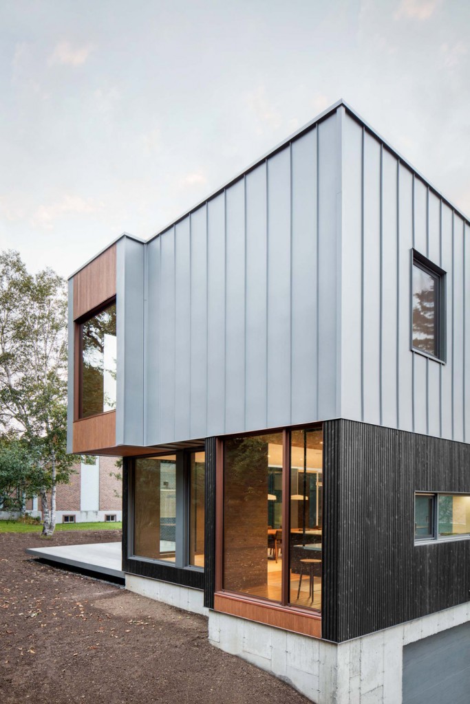 this house in canada combines steel and wood panelling 6 683x1024 This House In Canada Combines Steel And Wood Panelling