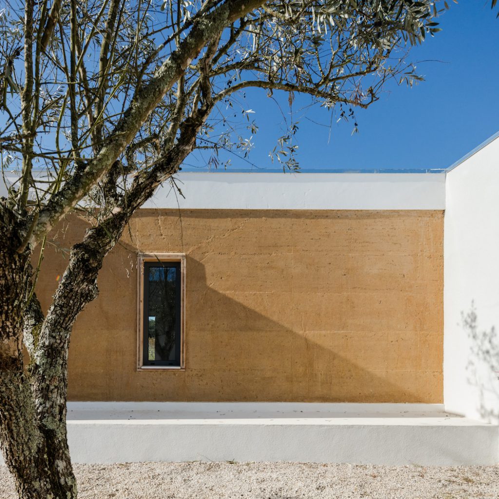 a minimal house in portugal surrounded by vines 3 1024x1024 a Minimal House in Portugal Surrounded by Vines