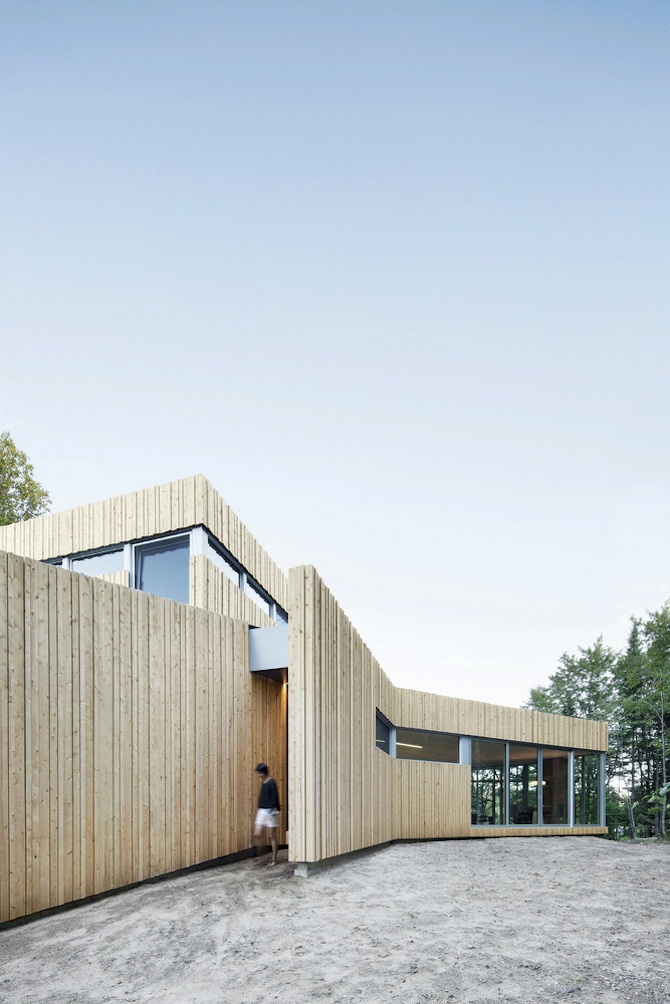 a minimal wooden house reflects the flow of the river 0 A Minimal Wooden House Reflects The Flow Of The River