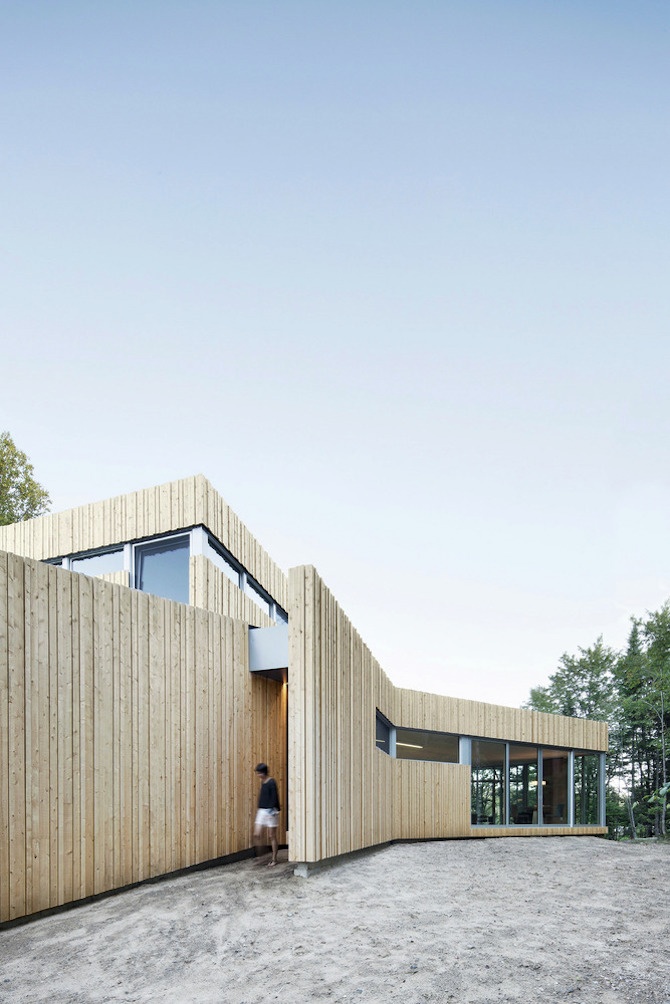 A Minimal Wooden House Reflects The Flow Of The River