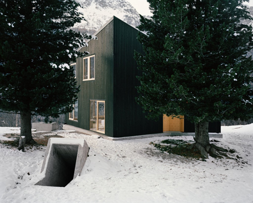 minimal cabin in switzerland by lacroix chessex architectes 7 1024x821 Minimal Cabin In Switzerland By Lacroix Chessex Architectes