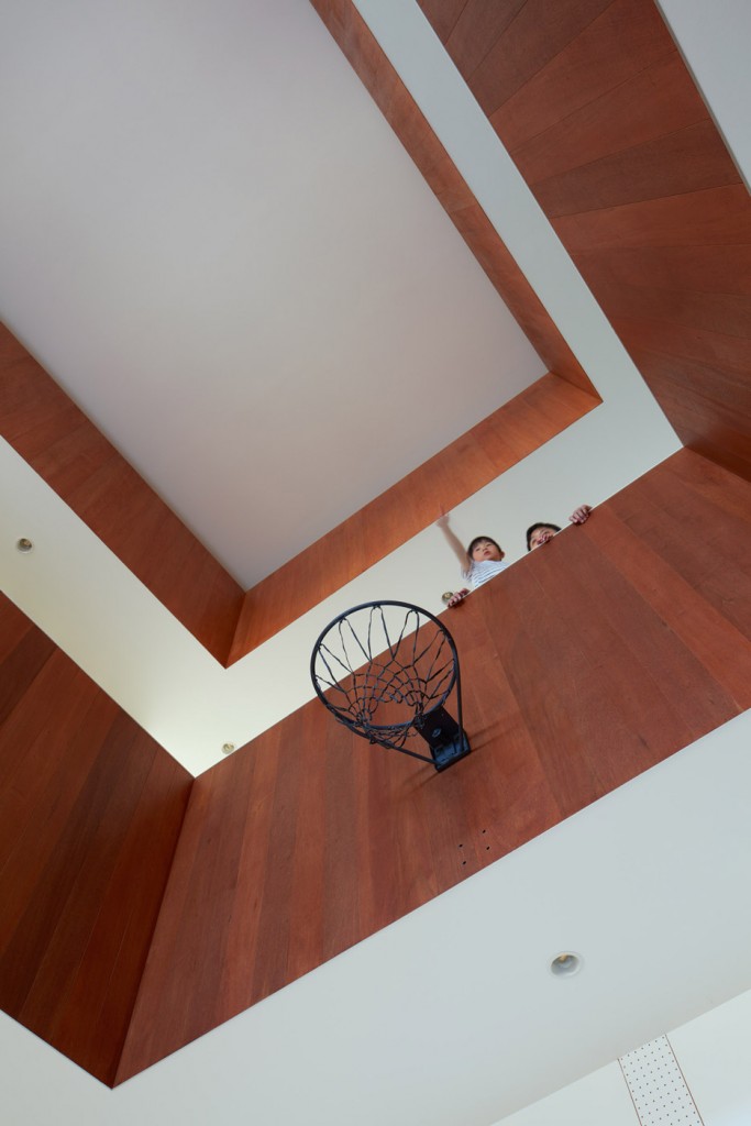 a house in japan has an indoor basketball court 16 683x1024 a House in Japan Has an Indoor Basketball Court
