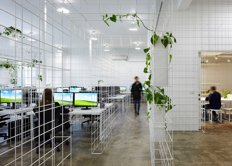 Hydroponic planting system in the open office 