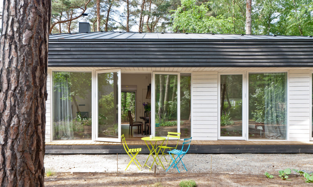 contemporary black cabin in the german woods 2 Contemporary black cabin in the German woods