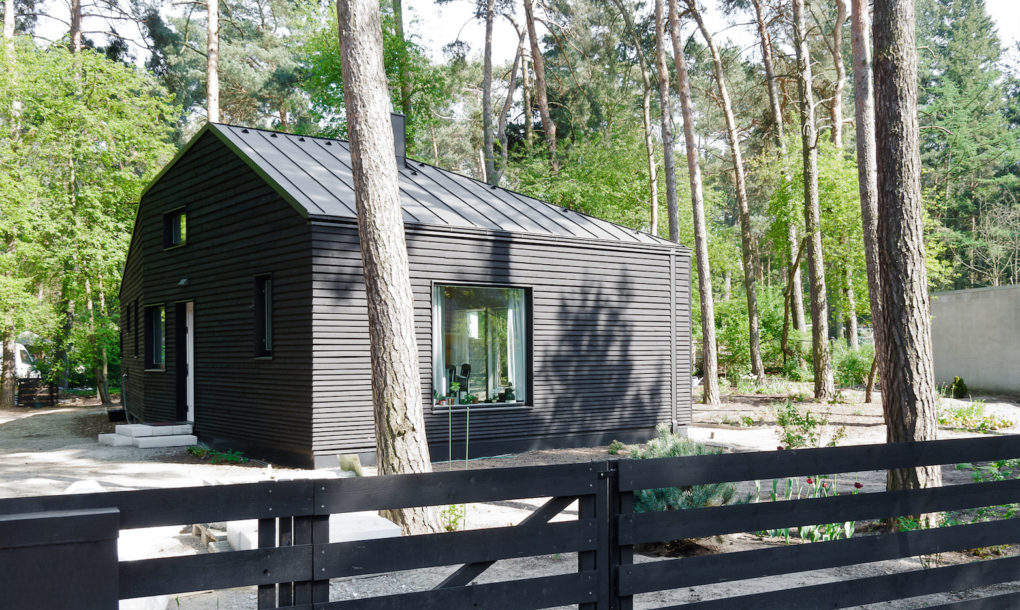 contemporary black cabin in the german woods 5 Contemporary black cabin in the German woods