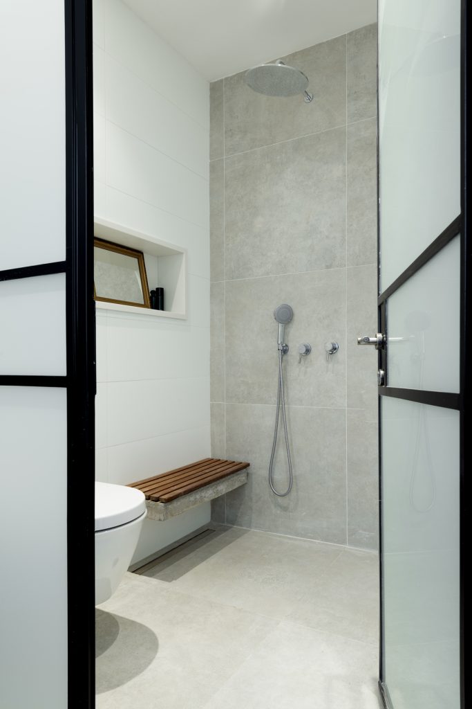 17043 wet room 683x1024 59m² Apartment in Central Tel Aviv by XS Studio