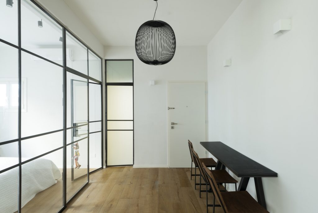 17054 entrance hall a 1024x684 59m² Apartment in Central Tel Aviv by XS Studio