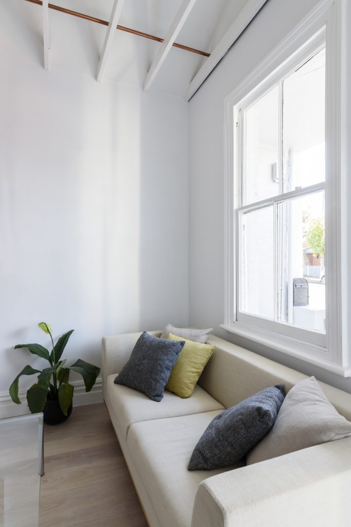 Living room in a Curtain Cottage by Apparte Studio