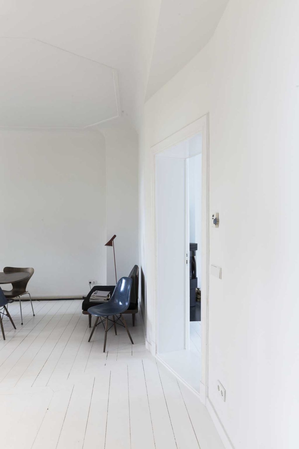 Minimalist apartment renovation in Berlin by ALLENKAUFMANN