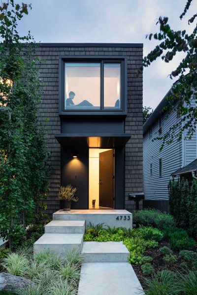 House With Two Bay Windows by D’Arcy Jones Architects