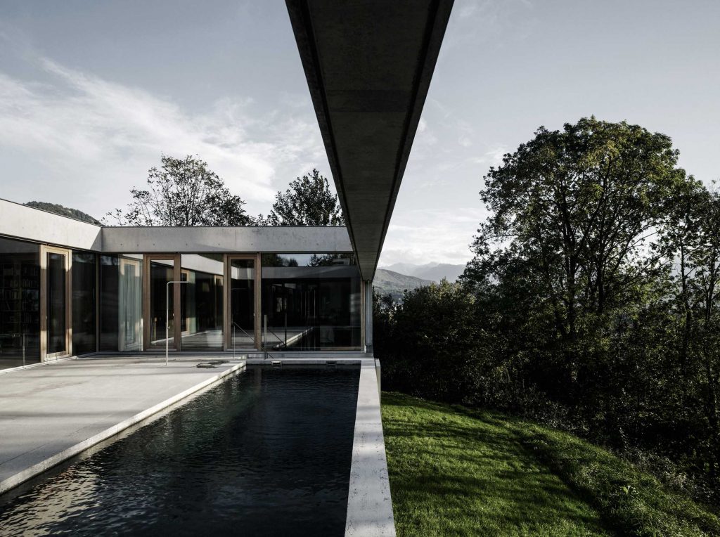 Swimming-pool-in-a-concrete-house