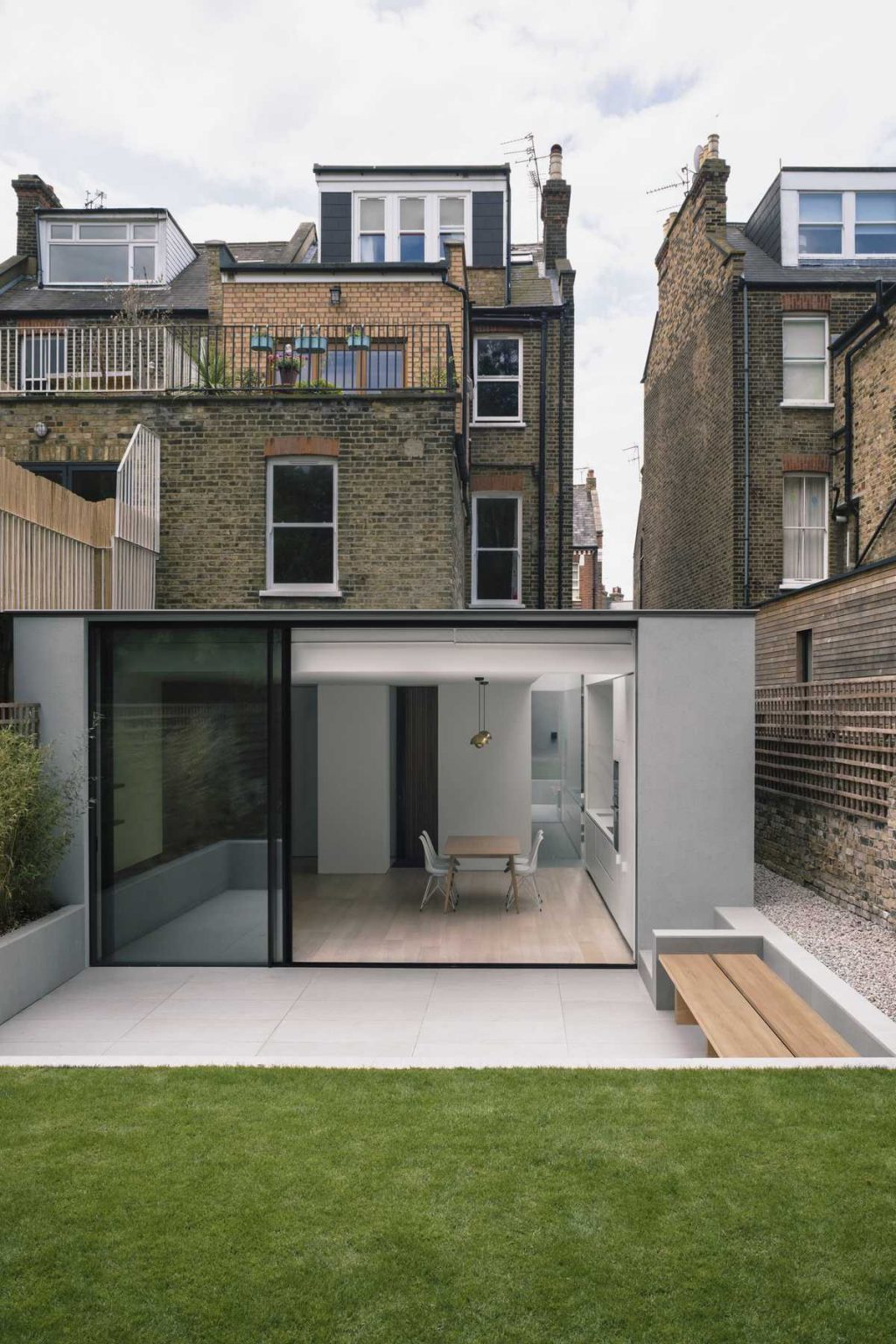 Extension of a single-storey garden flat by Alexander Martin Architects