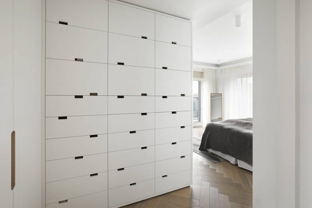 cupboard with rhythmic handle arrangement 1024x683 An Airy Living Space in London by Patalab Architecture