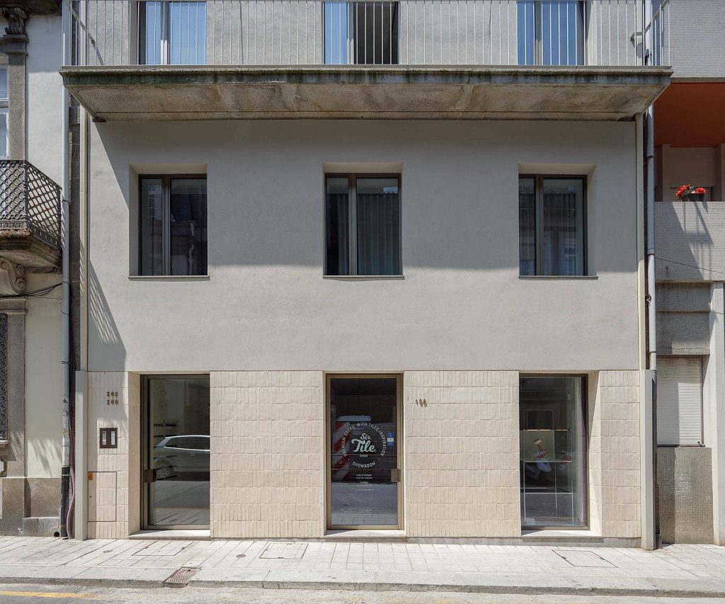 preserved main facade 1024x853 Miguel Bombarda Residential Building by Paula Santos Arquitectura