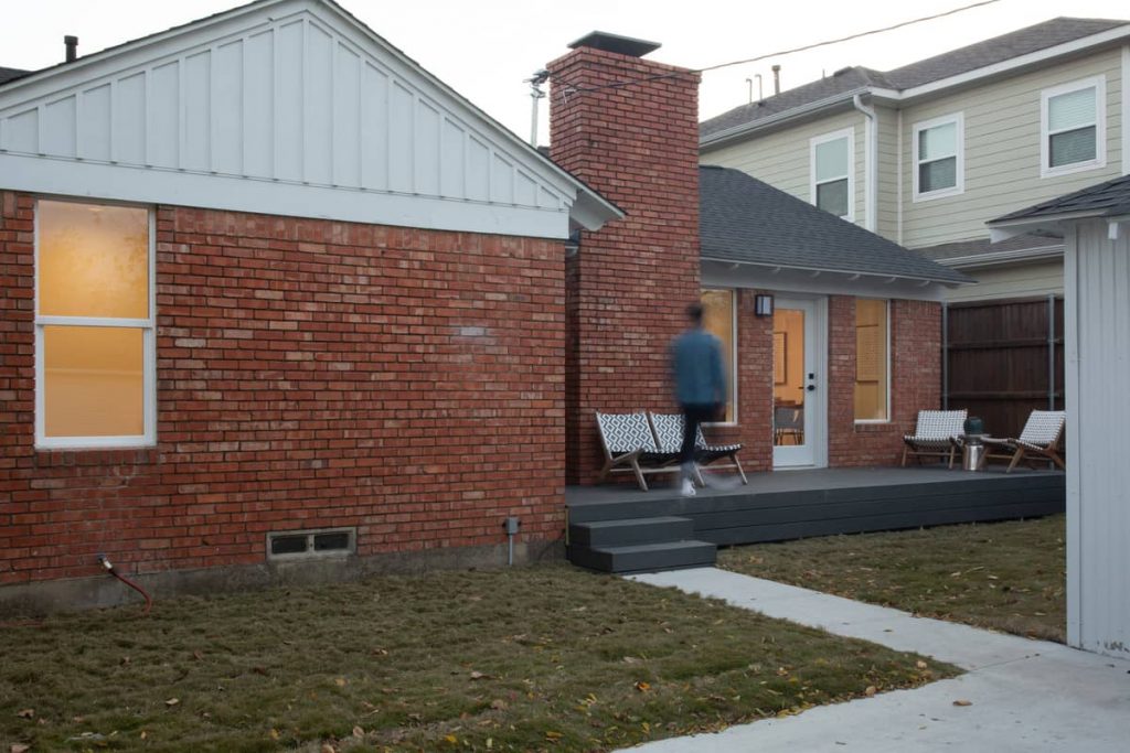 backyard 1024x683 An Addition to a Small 1950s Duplex by Object & Architecture