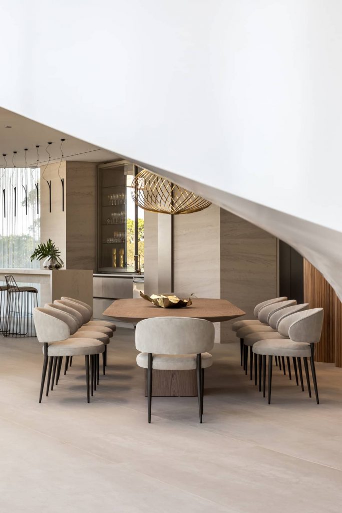 dining table 683x1024 The Panoramic House by Schuchovski Arquitetura