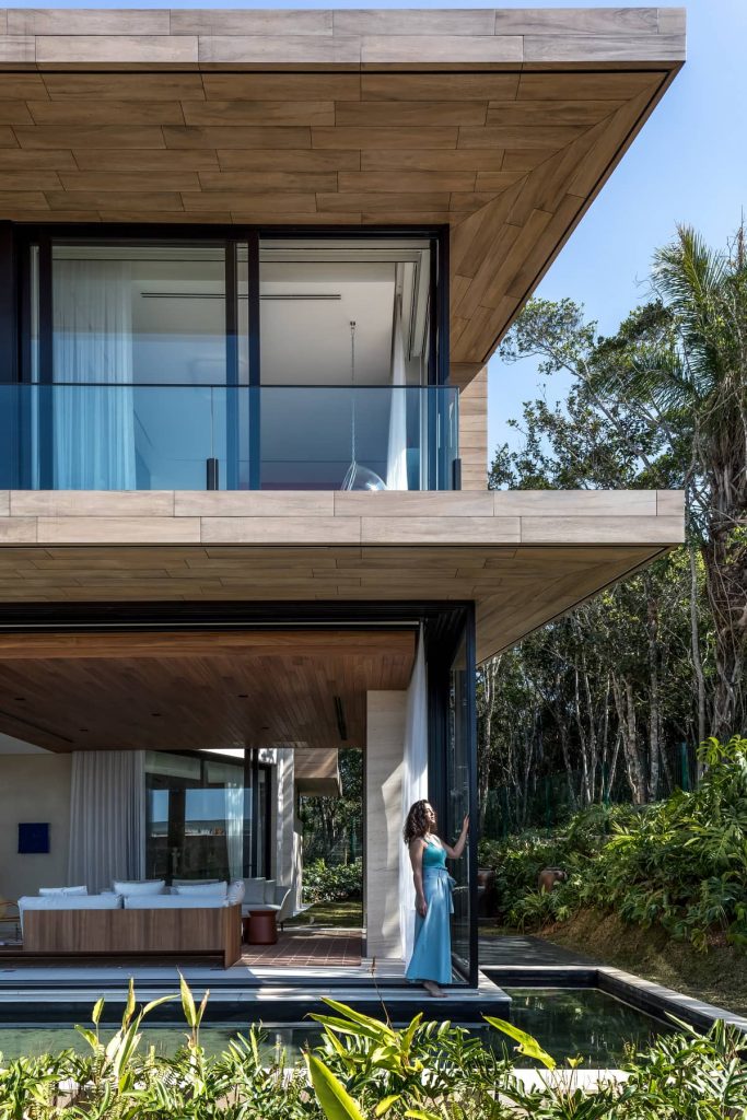 house 683x1024 The Panoramic House by Schuchovski Arquitetura