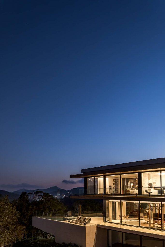 house at dusk 683x1024 The Panoramic House by Schuchovski Arquitetura