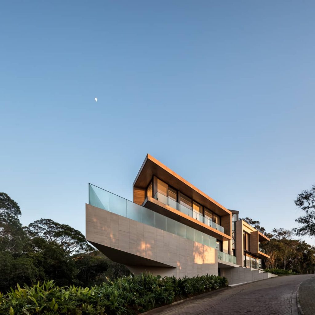 The Panoramic House by Schuchovski Arquitetura