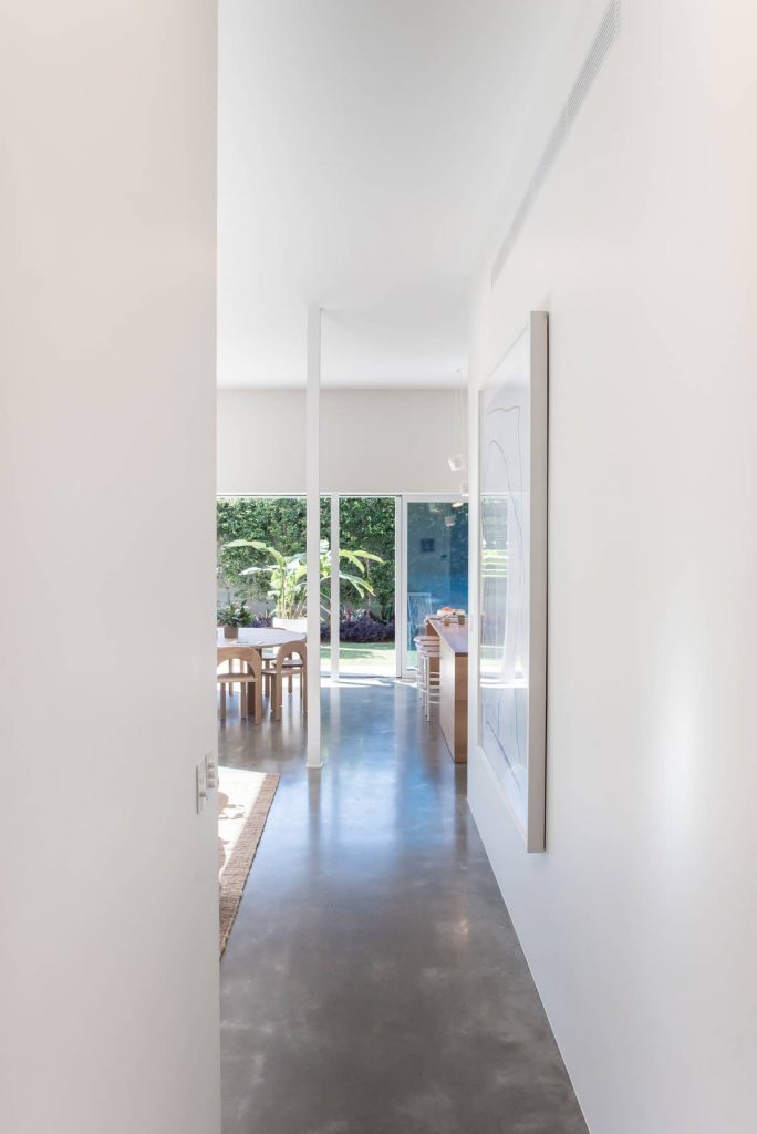 white interior 684x1024 Sunshine Beach House by Teeland Architects