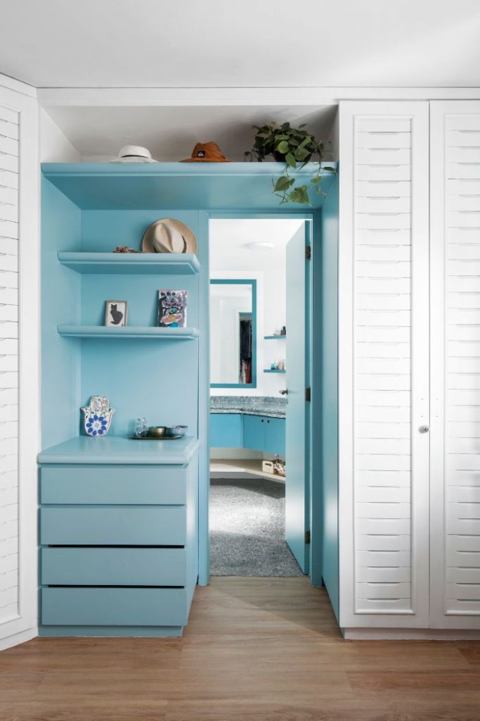 dressing room entrance 683x1024 A Quick Transformation of a 146 m² Apartment by Angá Arquitetura