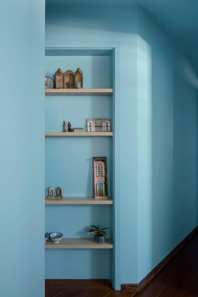 wall shelf 683x1024 A Quick Transformation of a 146 m² Apartment by Angá Arquitetura