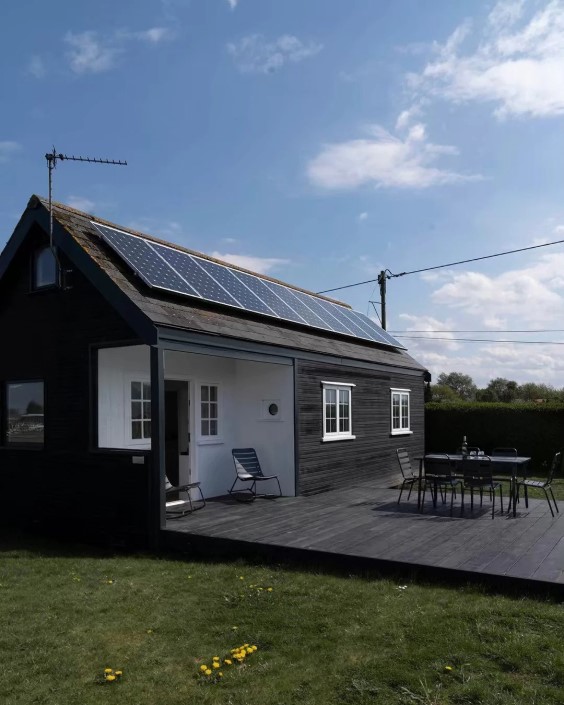 black cabin with solar panel How You Can Merge Your Solar Panel System with Your Homes Design Aesthetic