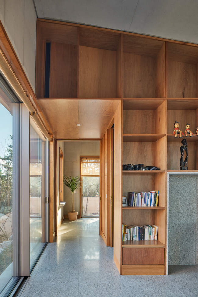 shelves Seosaeng House: Marrying Architectural Imagination with Korean Tradition
